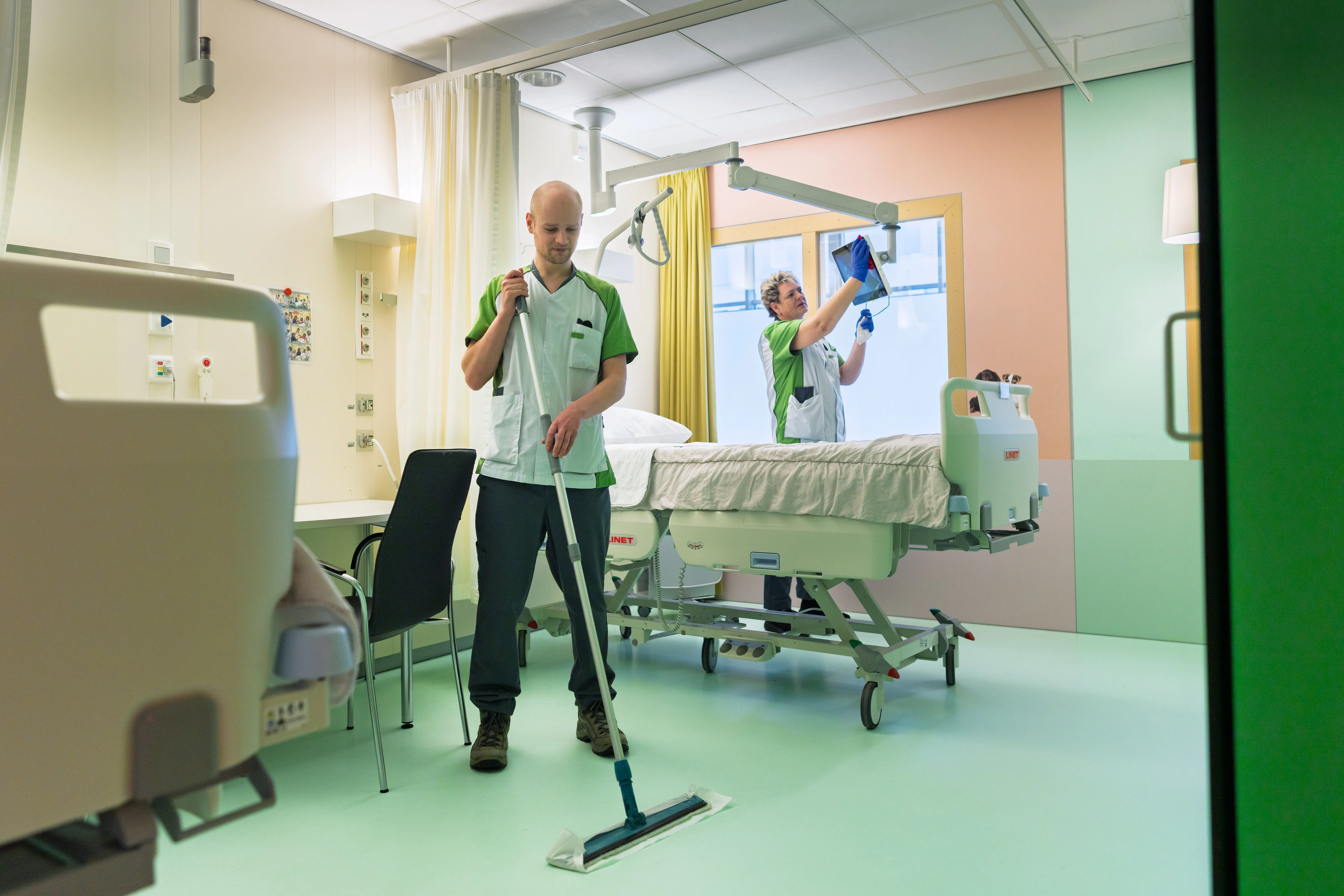 Schoonmaken van kamers na patiëntenontslag werd eerst vaak door zorgpersoneel gedaan, nu steeds meer door de schoonmaak. Foto door Harmen van der Vaart