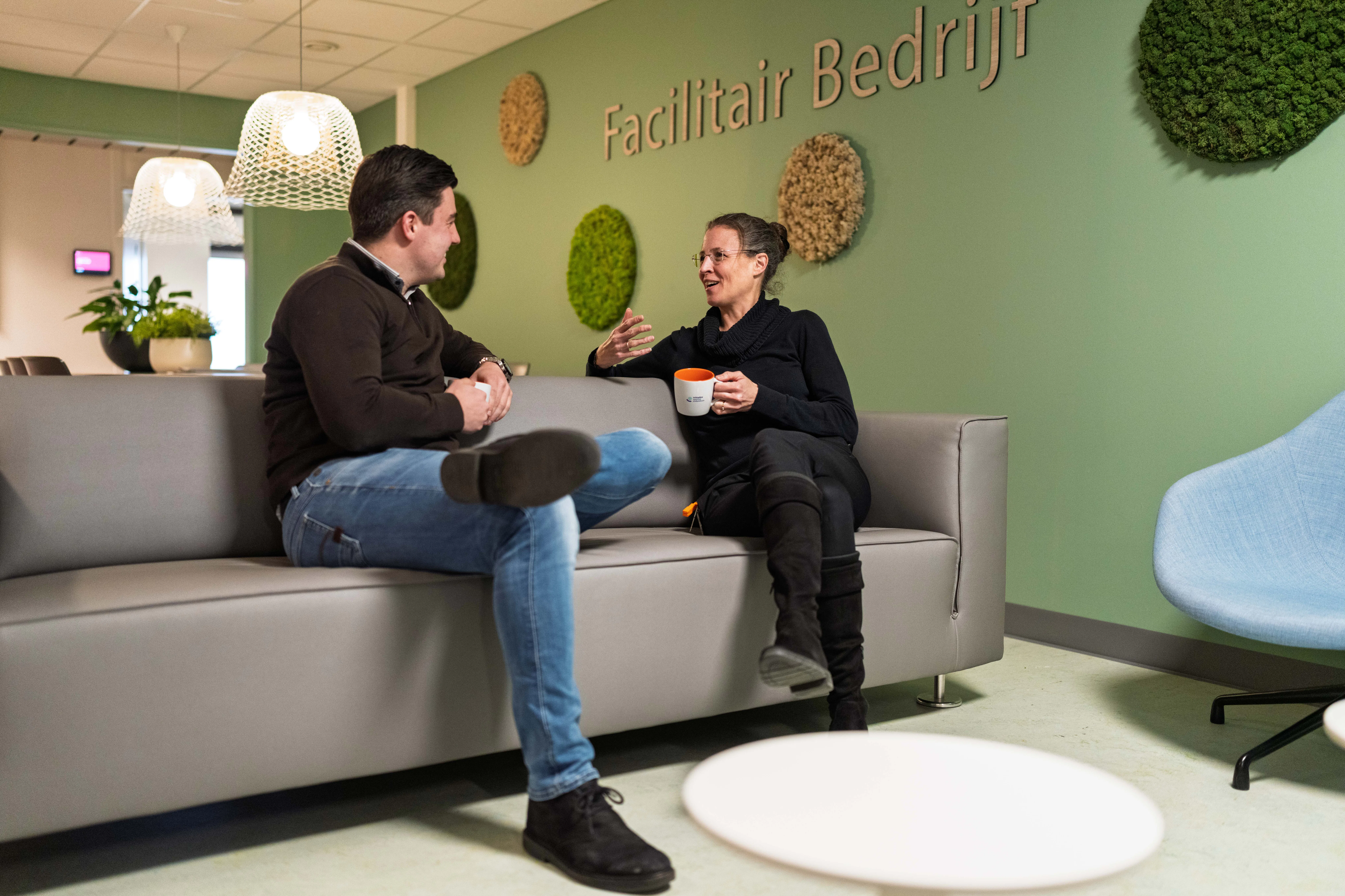 Relinde van den Berg, manager Hotelservices, en Yvar Dikken, unithoofd Schoonmaak bij het Martini Ziekenhuis Groningen. Foto door Harmen van der Vaart