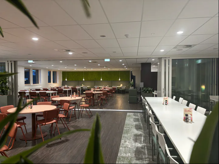 Het vernieuwde bedrijfsrestaurant, met middenin de scheidingswand. Foto via DJI