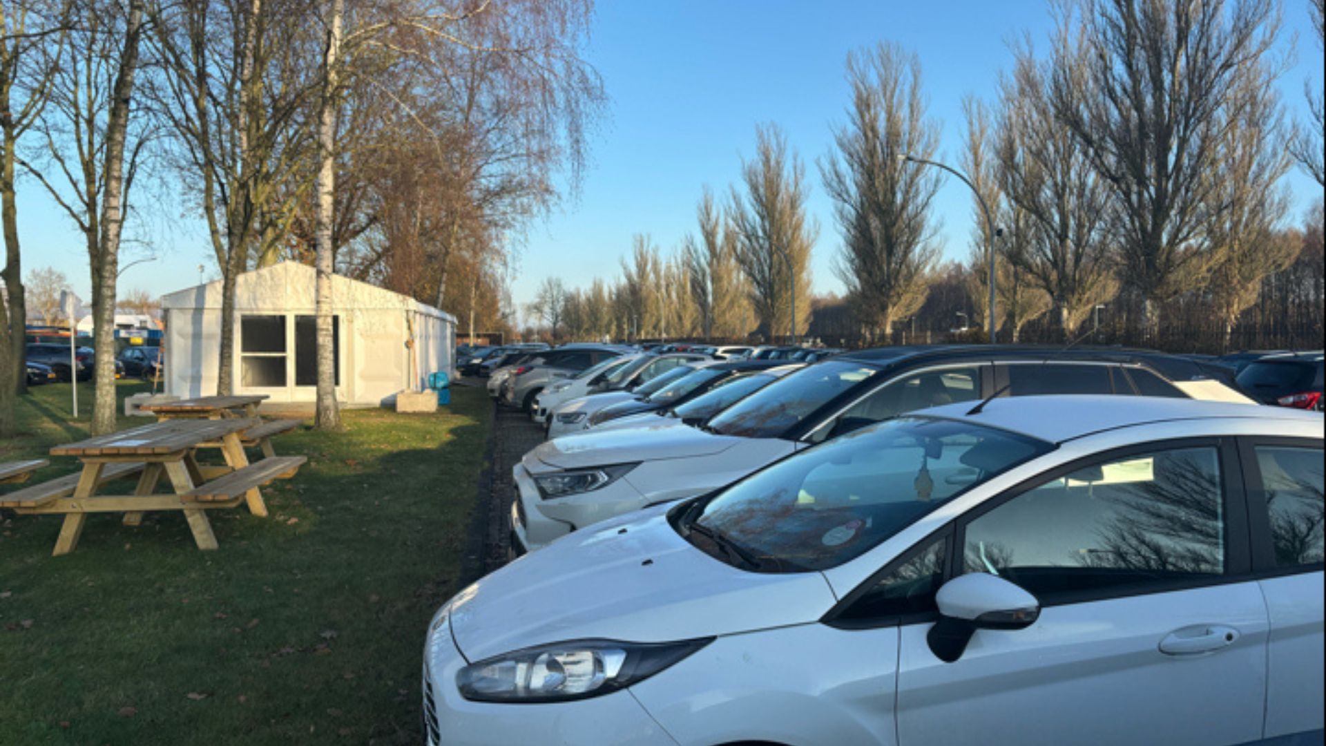 De tijdelijke uitgiftetent op de parkeerplaats van het aanmeldcentrum in Ter Apel. Foto via DJI