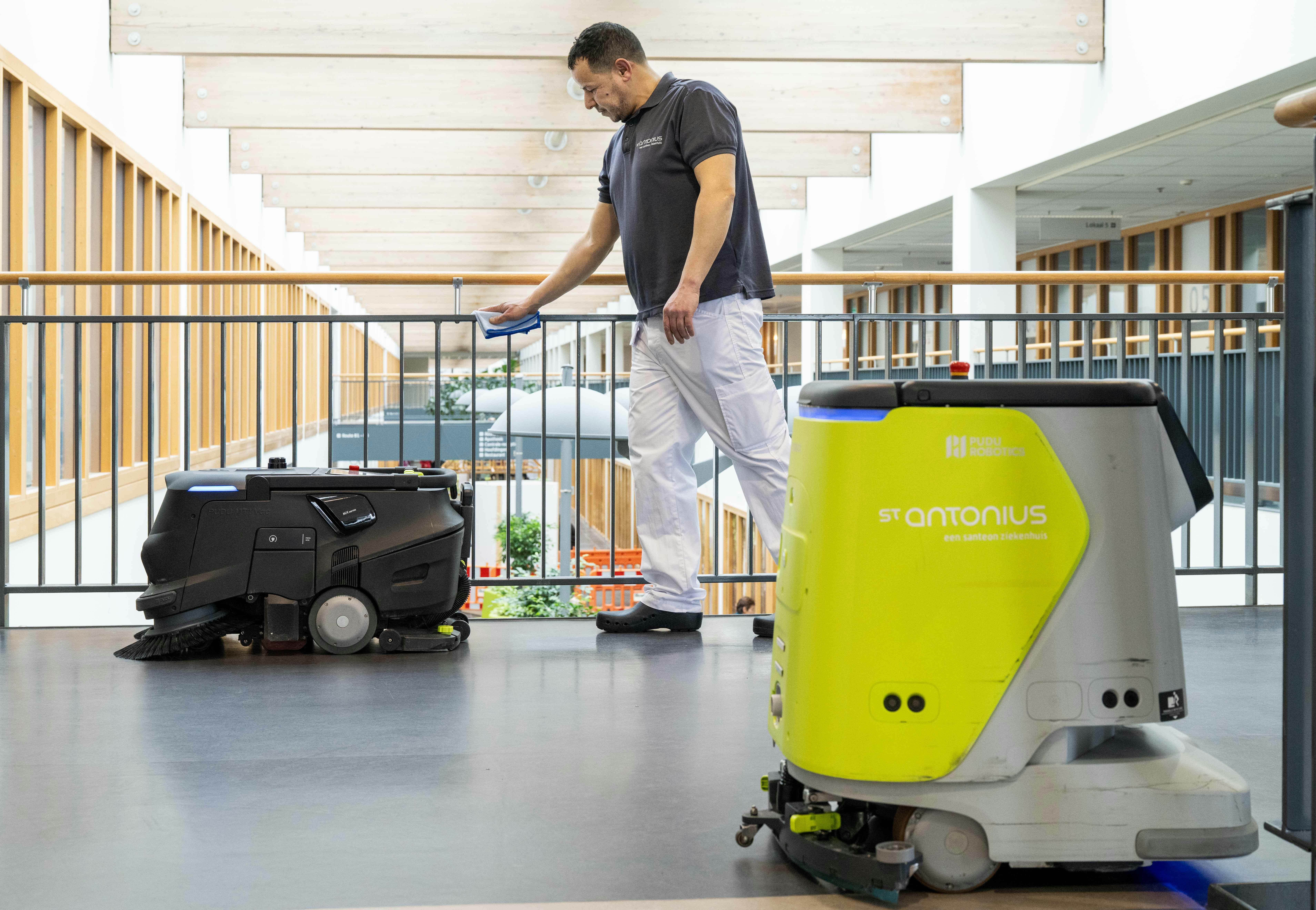 Schoonmaakrobots op de werkvloer: 'Zie de robot als collega, niet als vervanger'