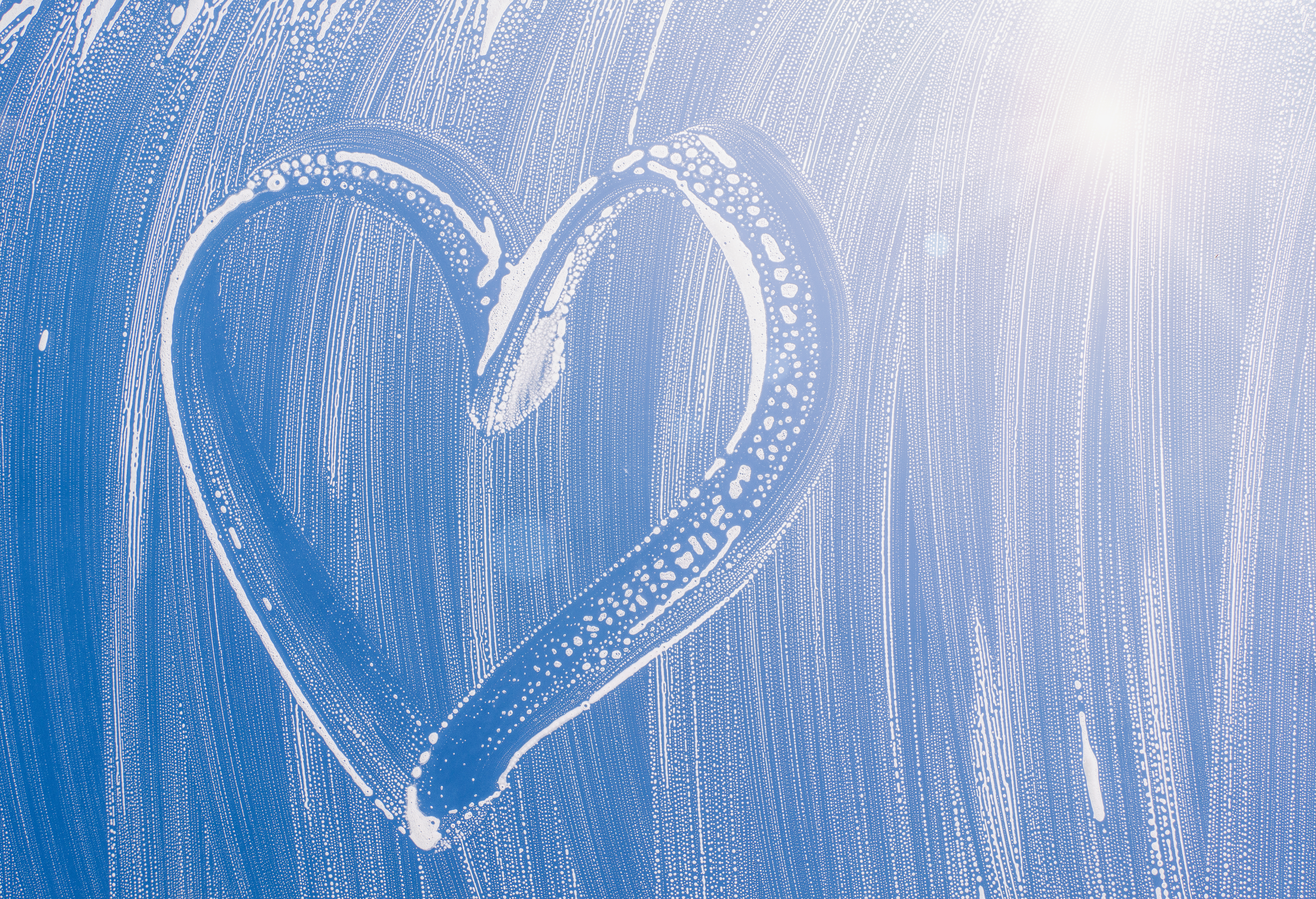 In de media: heldhaftige glazenwasser schiet gevallen bewoonster te hulp