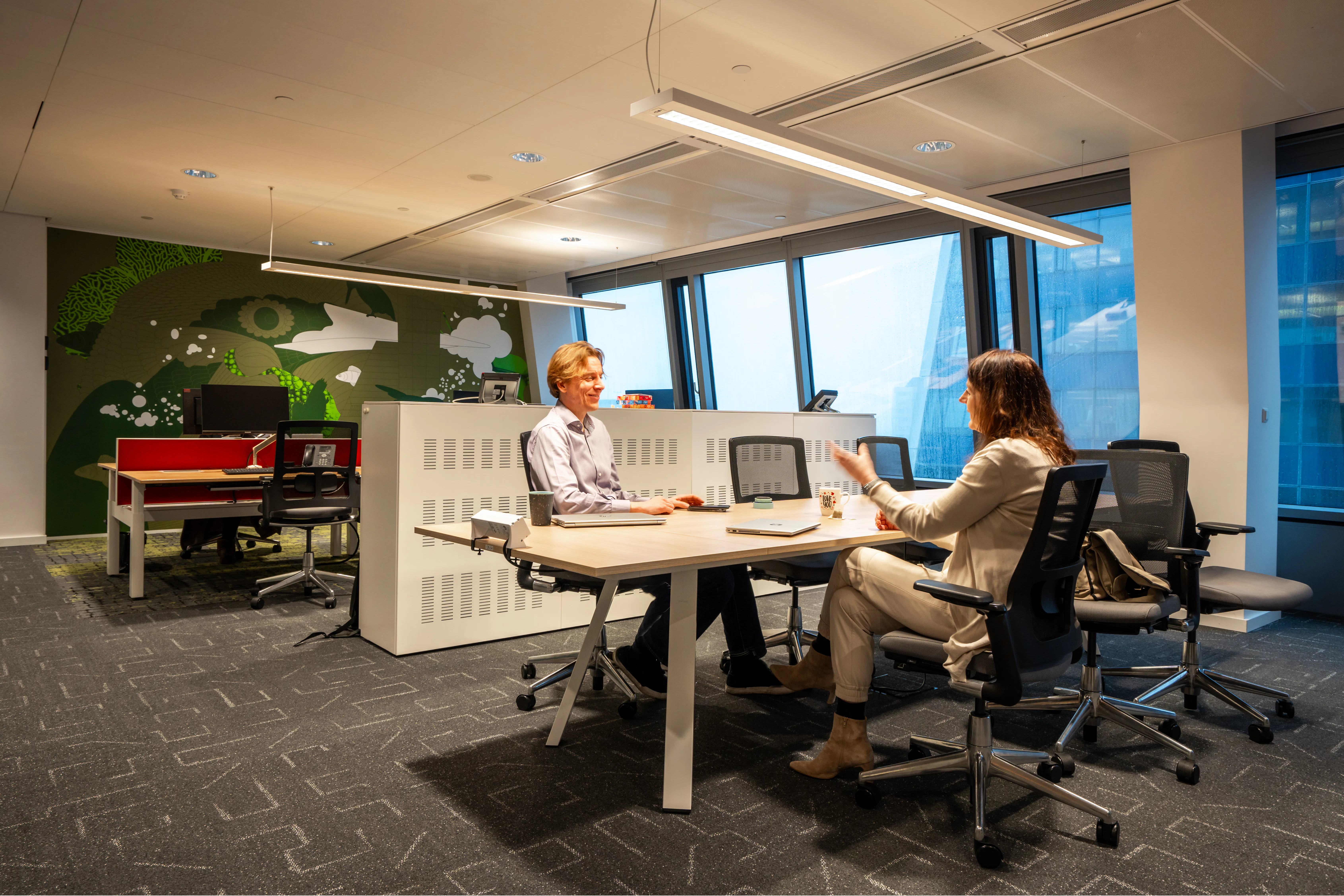 De werkplekken zijn één op één opnieuw ingezet na een 'APK' van de meubelleverancier. Foto door Freek van de Weijden