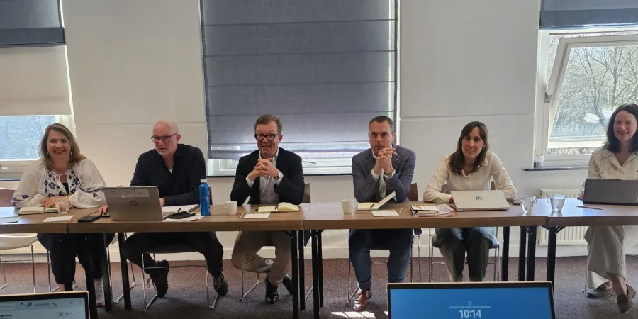 De onderhandelingsdelegatie van Schoonmakend Nederland: Eva Sack-Fopma, Fedde Monsma, Pieter Grootjes, Robert Hompes, Emmy Spoor en Hester Kooi.