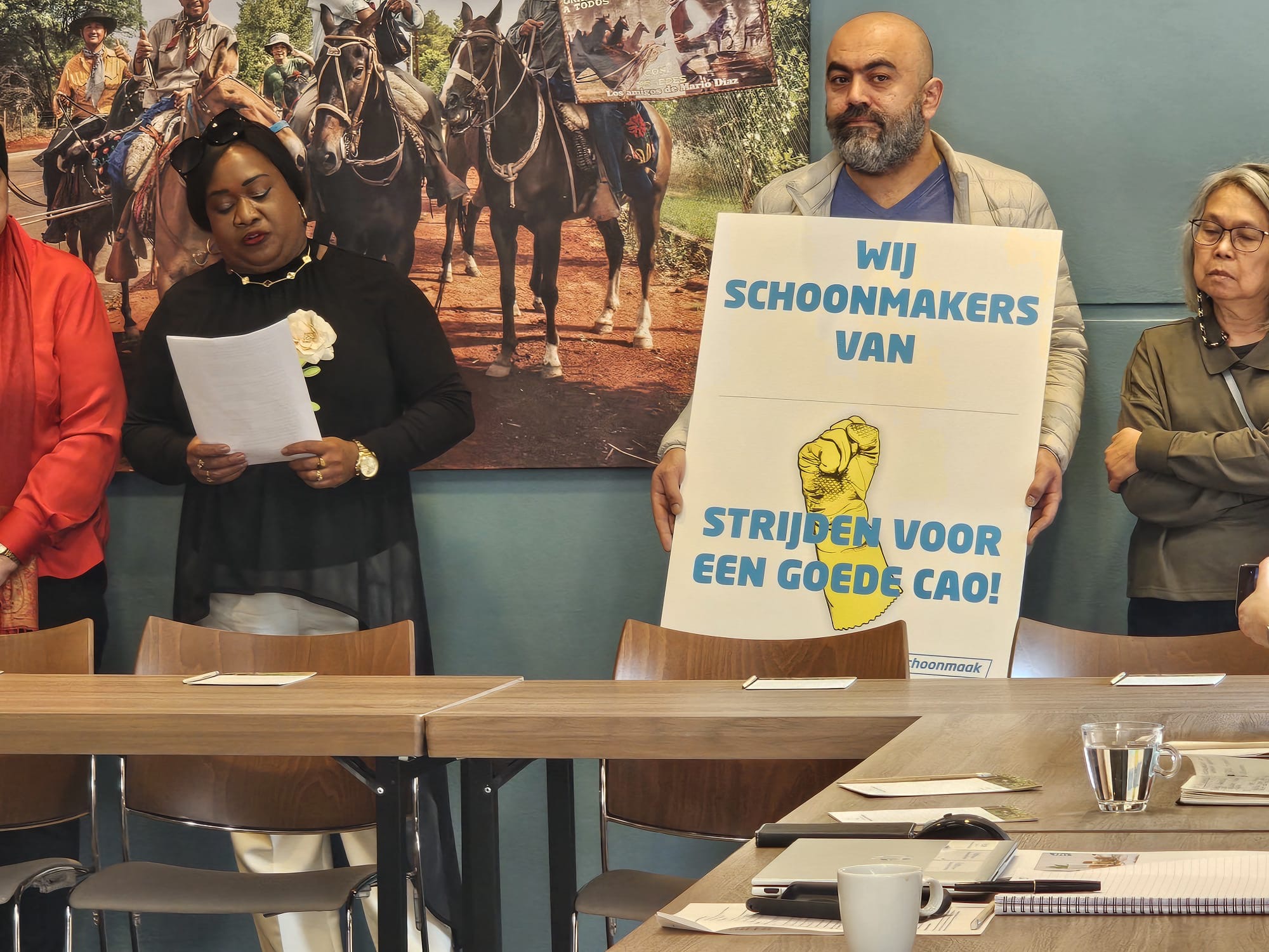 Beeld: leden van FNV tijdens de eerste dag voor de cao-onderhandelingen in de schoonmaak. 