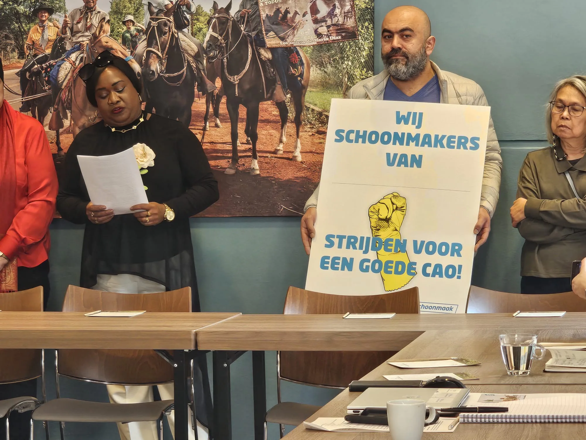 Leden van het parlement van FNV zetten hun eisen kracht bij tijdens de eerste dag voor de cao-onderhandelingen in de schoonmaak.