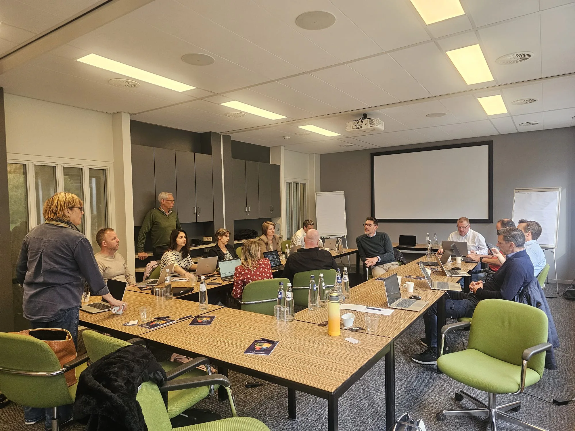 De partijen aan de onderhandelingstafel in Sint-Michielsgestel. 