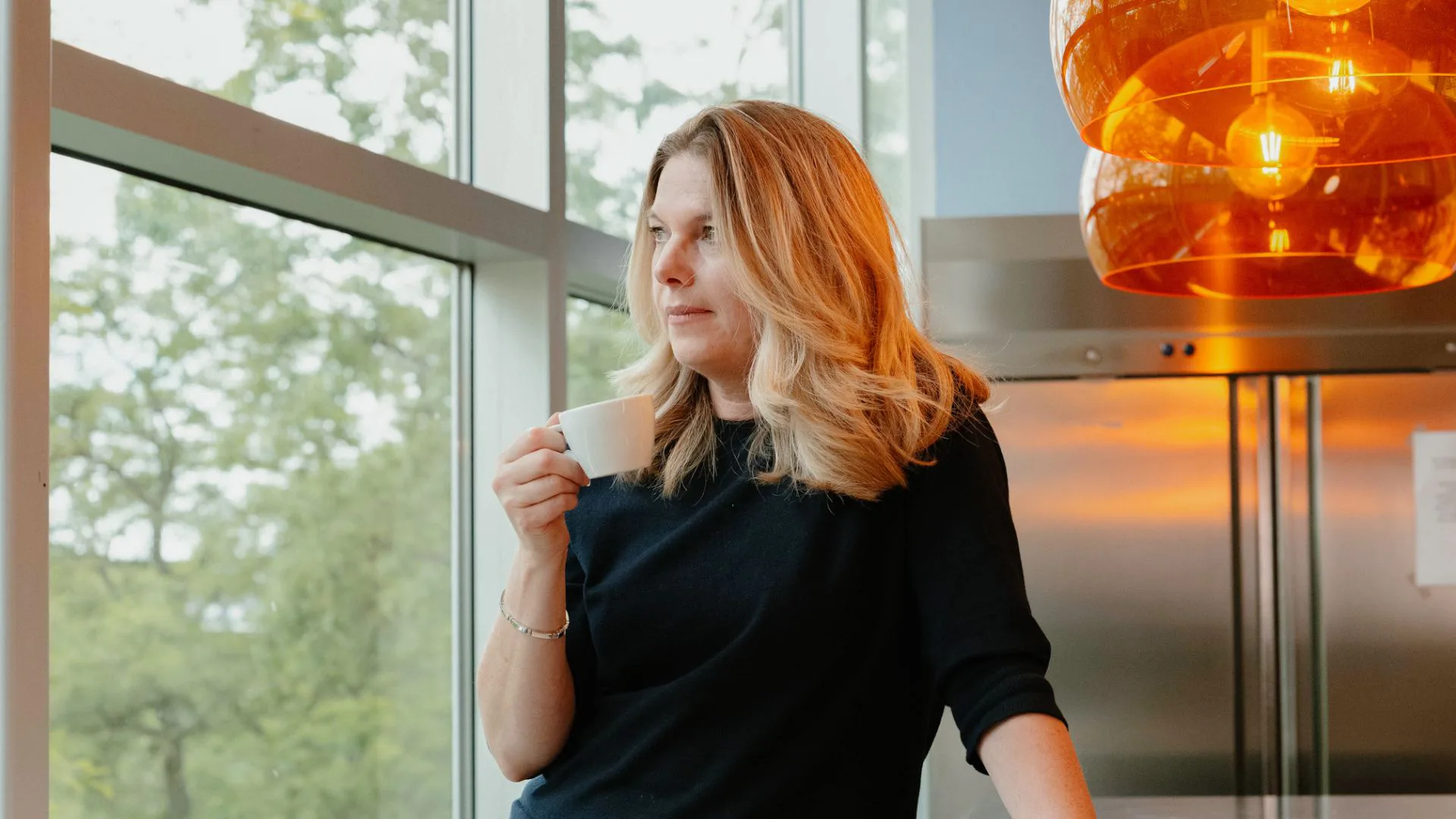 Een koffiemoment op kantoor, om even recht te staan en te ontspannen.