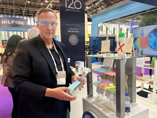 Peter Kwestro presenteerde, naast de robots van Gausium, de producten van Solvatide. 