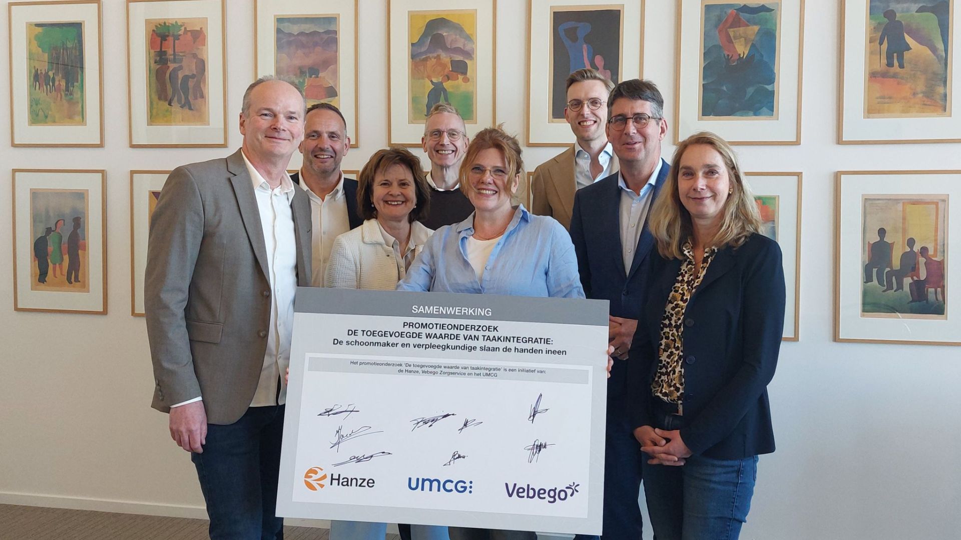 Mark Mobach (links) met het team van het promotieonderzoek. Foto via Hanze