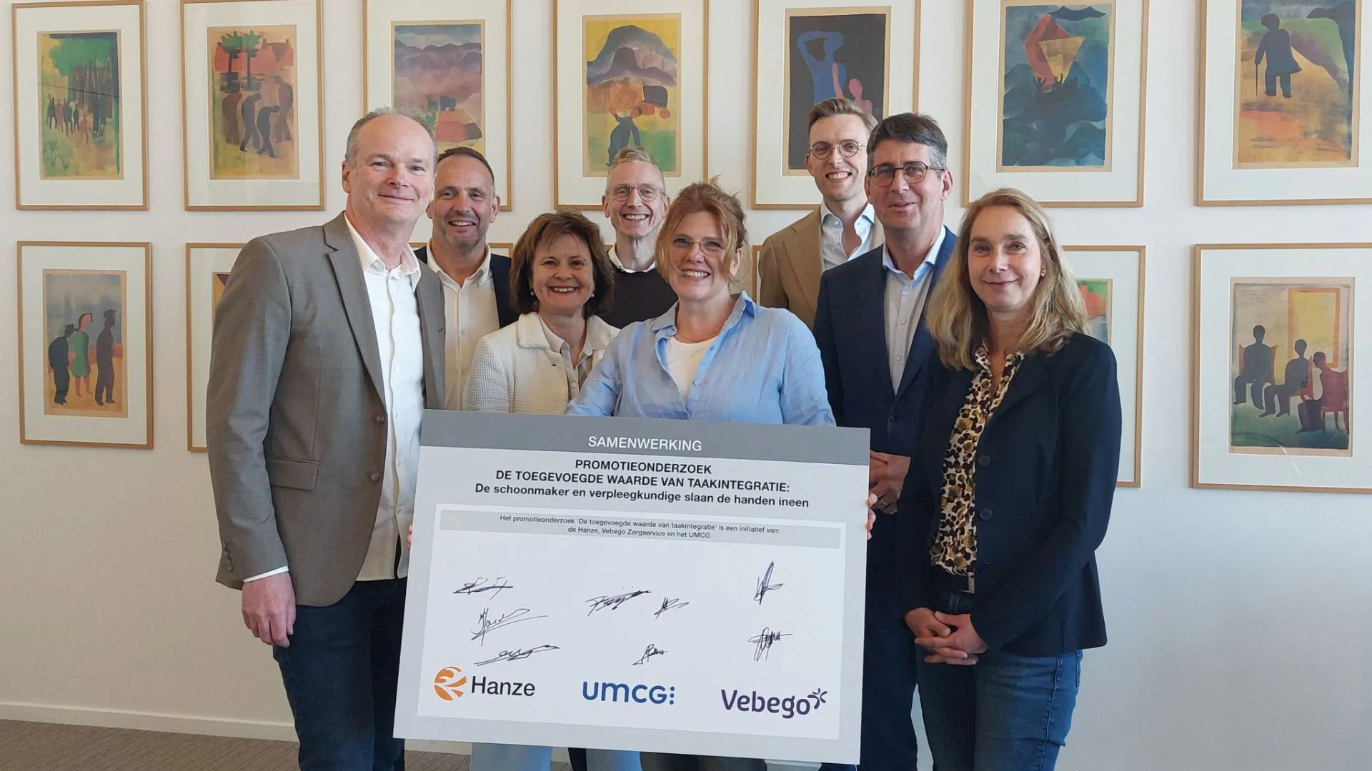 Mark Mobach (links) met het team van het promotieonderzoek. Foto via Hanze