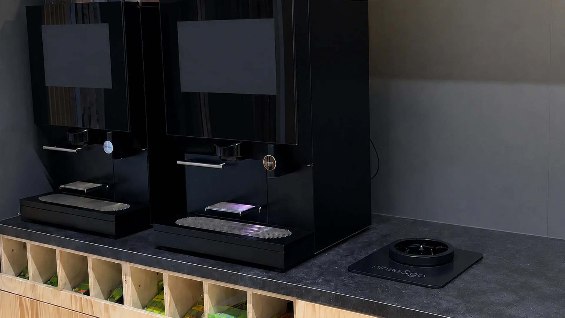 Het Rinse&Go-spoelstation naast een koffieautomaat.