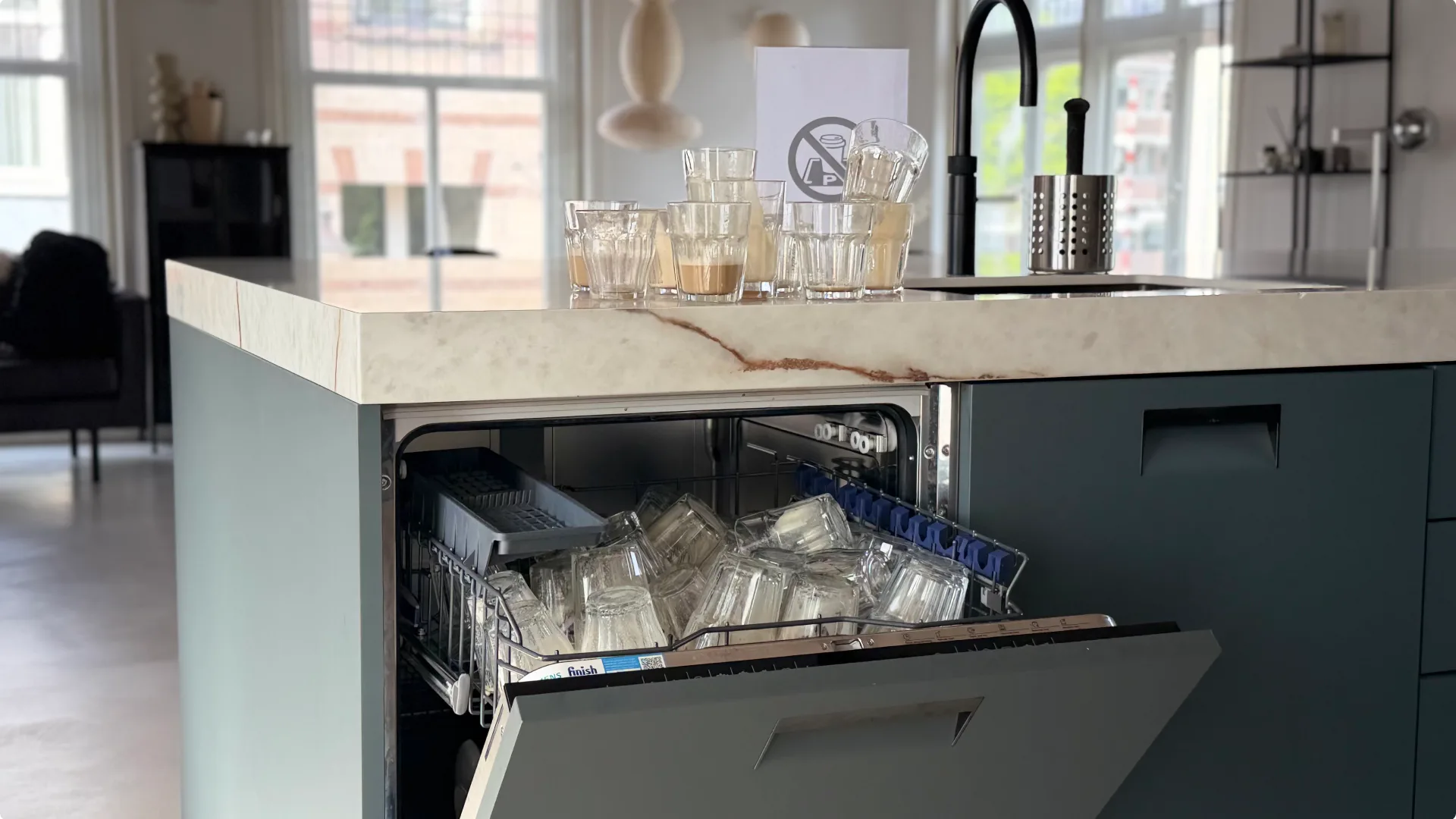 Gebruikte bekers hopen zich gedurende dag op in pantry's.