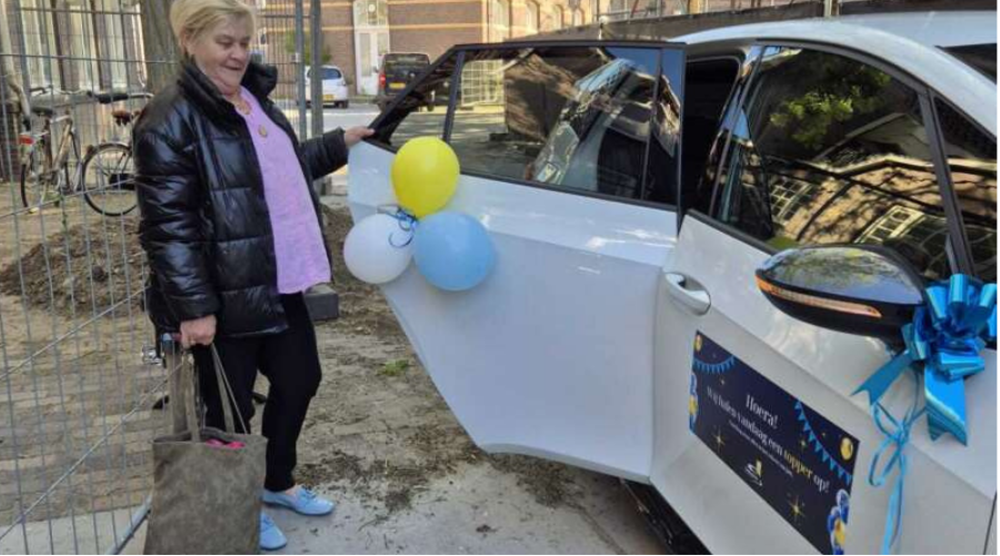 Nelleke werd op haar jubileum vervoerd met een feestelijk versierde auto