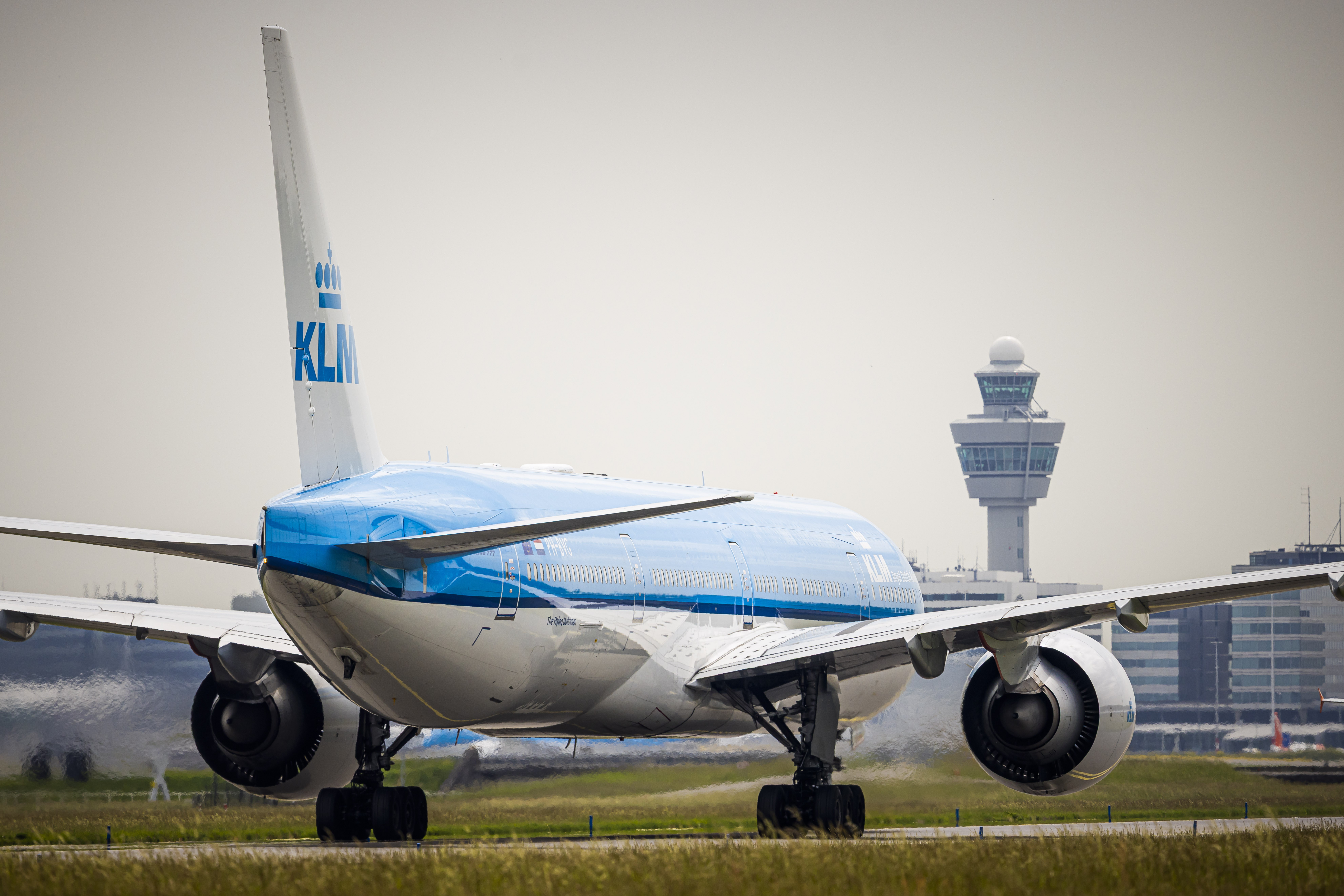 Een KLM-vliegtuig op Schiphol. Beeld: Patrick van Katwijk / ANP