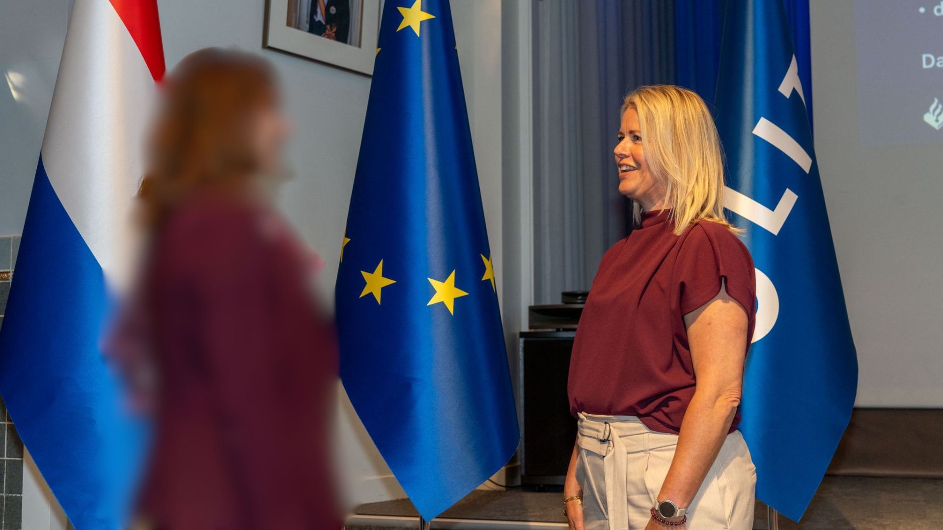 Tanja Zuijderwijk (r), per 1 mei 2026 teamchef dienst FM van Politie tijdens beëdiging 