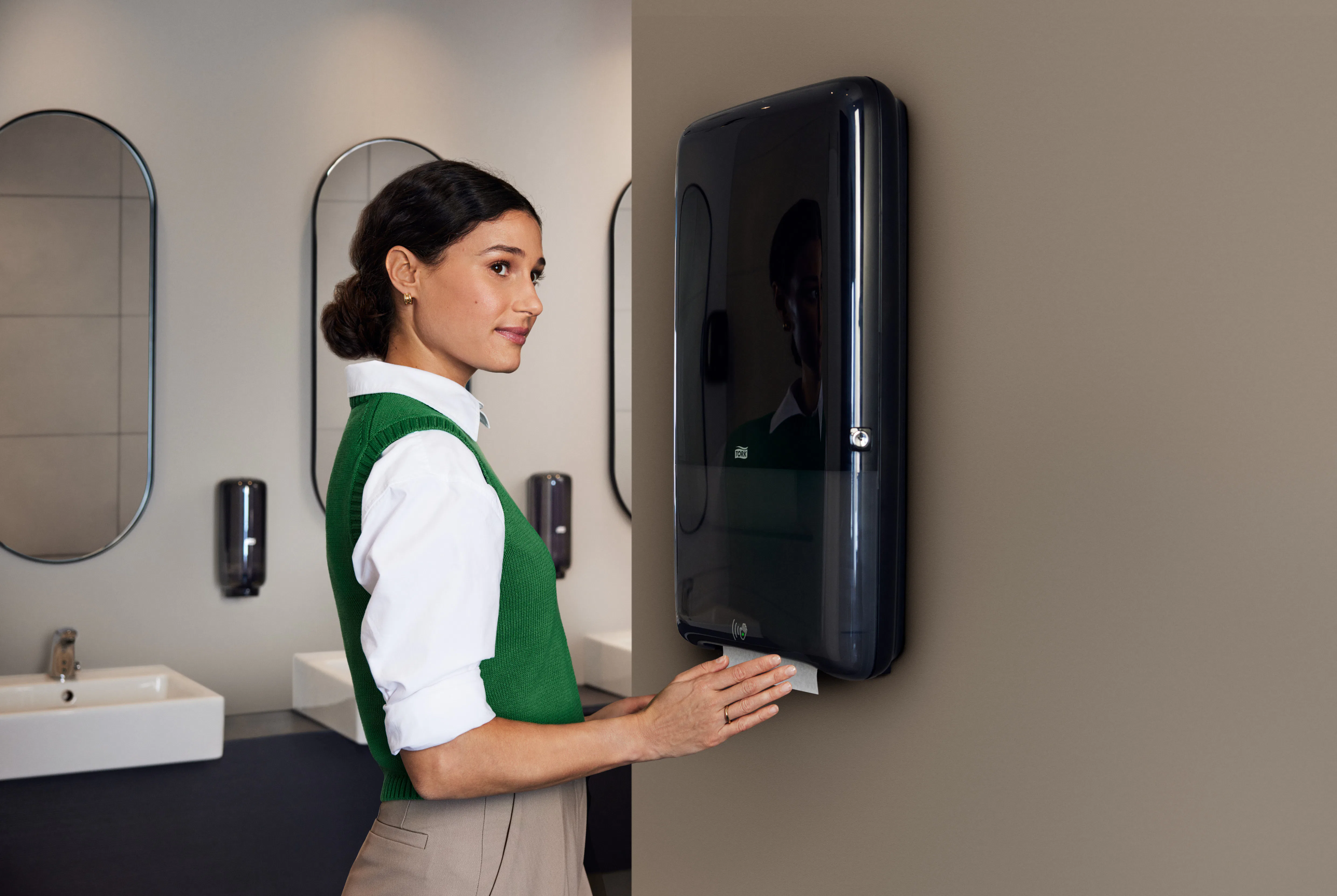 'De Tork PeakServe® Automatische dispenser biedt bezoekers snel, hygiënisch en contactloos een handdoek.'
