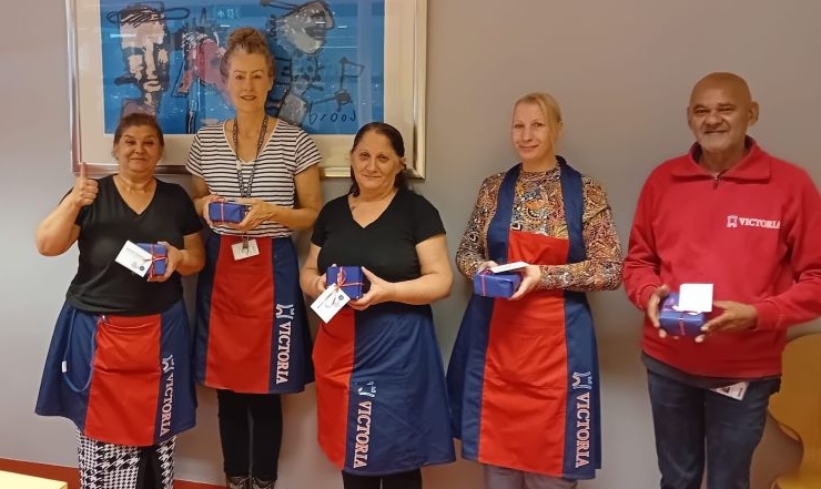 Schoonmaakbedrijf Victoria gaf zijn medewerkers een attentie. Dat gebeurde onder meer bij de WUR Houtribhoogte in Lelystad. 