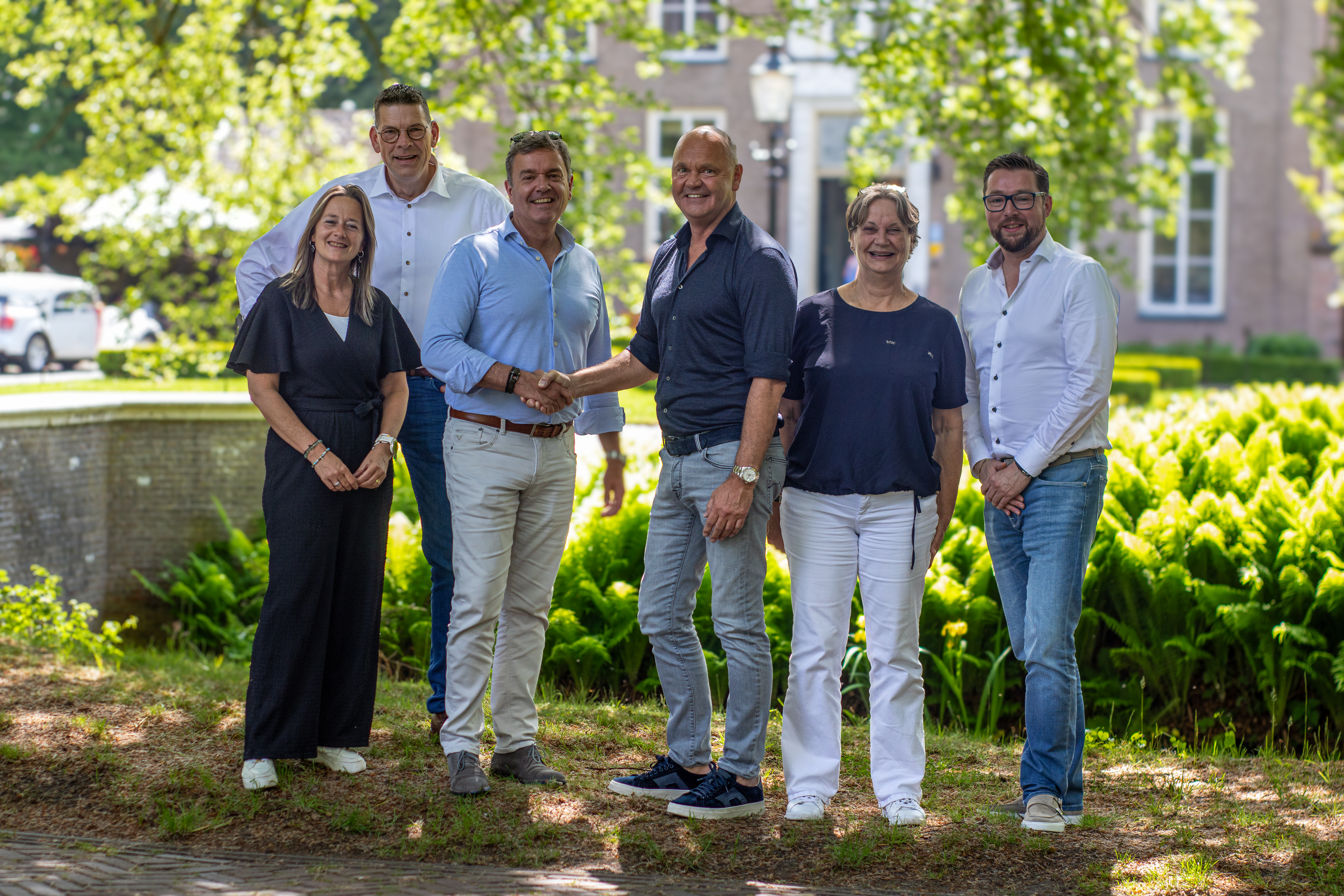Op de foto: van links naar rechts: Lianne van den Hoorn (Procurement Category Manage Landal), Henk
Jan Veninga (Manager Operatie Nederland Fonville Schoonmaakbedrijven), Menno Biersma (Head of
Maintenance and Cleaning Landal), Eric Ambergen (Directeur Fonville Schoonmaakbedrijven), Pauline
Wentholt (Formulemanager Cleaning en Operational Services Landal) en Marcel Mink (Manager Stafbureau
Fonville Schoonmaakbedrijven).