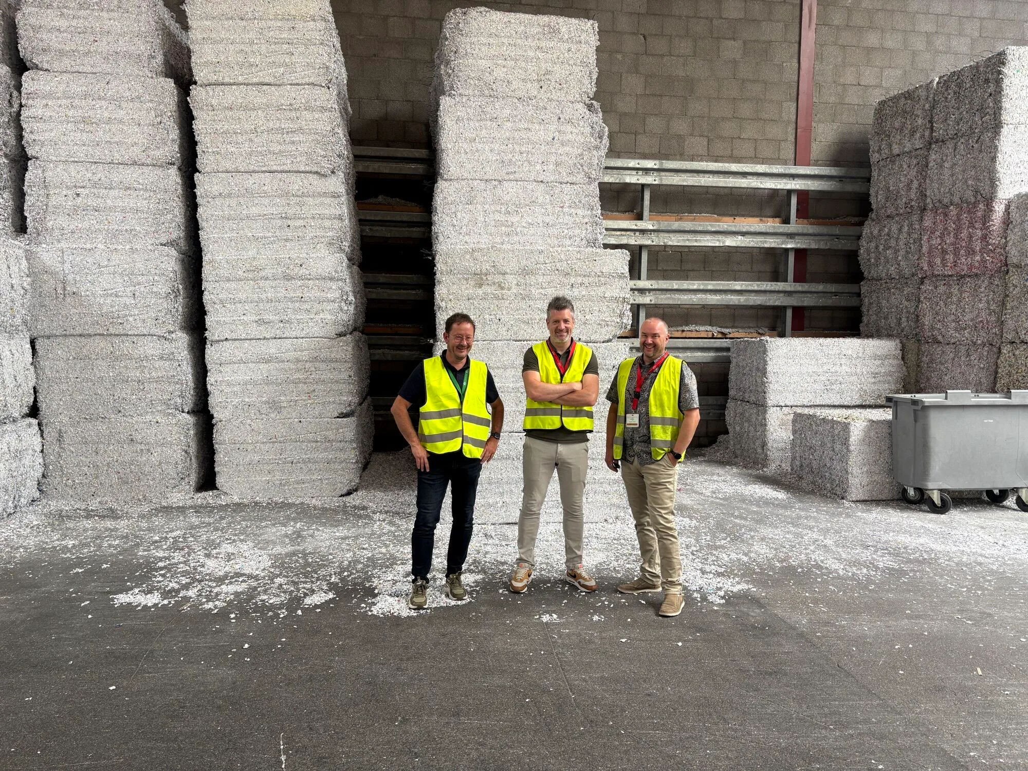 Wietse Golbach (midden) bij het papierrecyclestation van Renewi.