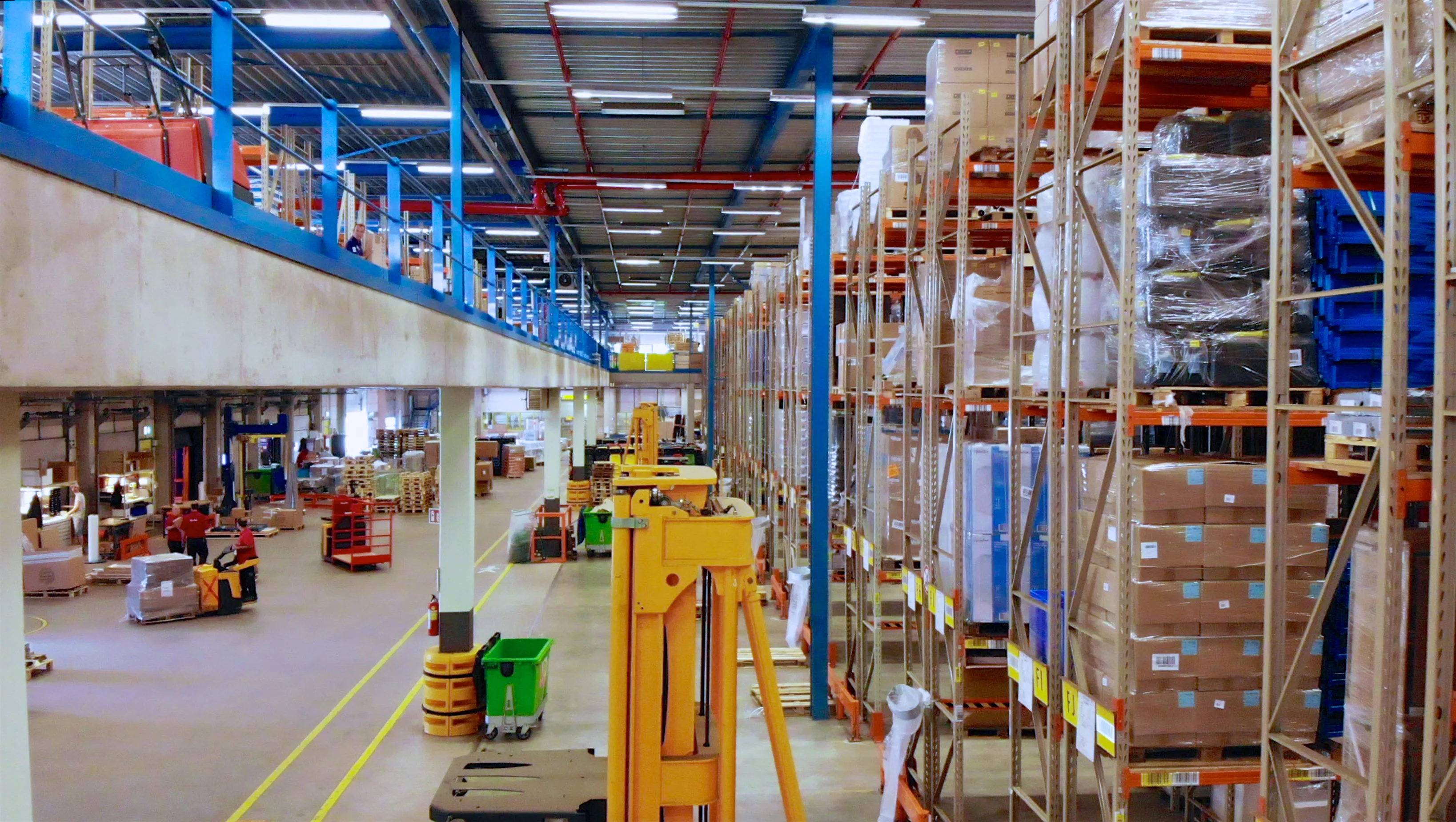 In het magazijn van Manutan liggen de werkplekbenodigdheden die onder de tailspend vallen.