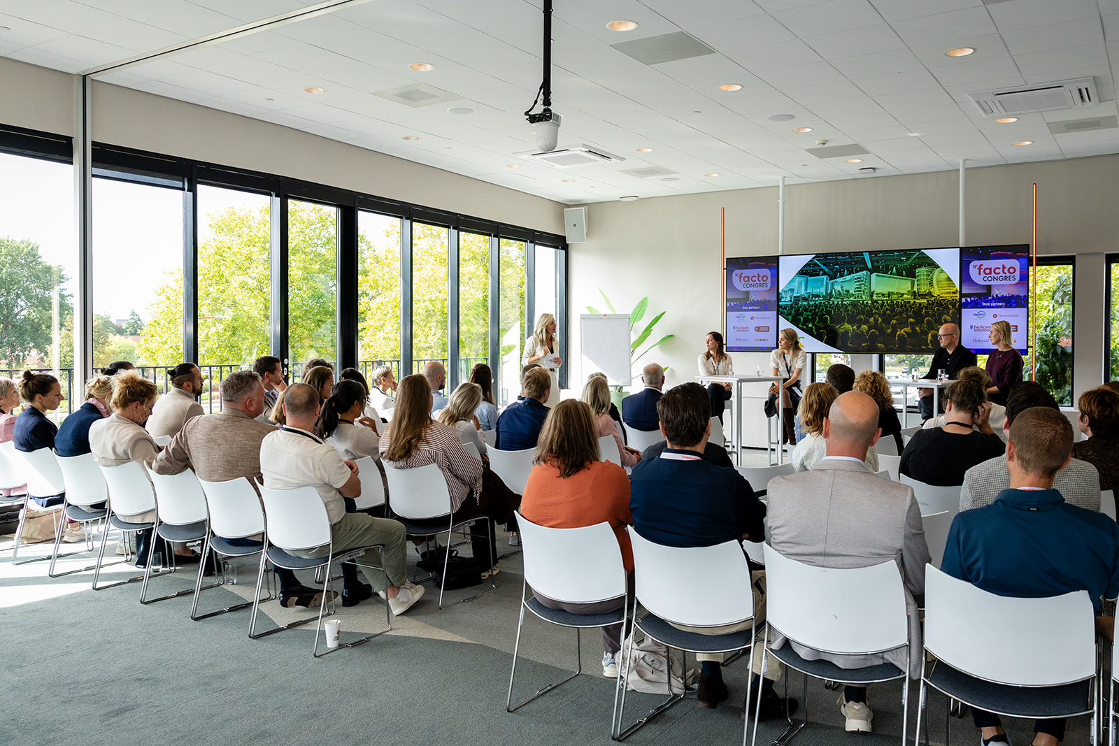 Facto Congres 2026 Rondetafelgesprek over kostenmanagement in FM met Nicky Fleuren, Denise Hoogendoorn, Thomas Blom en Jesse Manenschijn (Beeld: Eyesmile Fotografie)