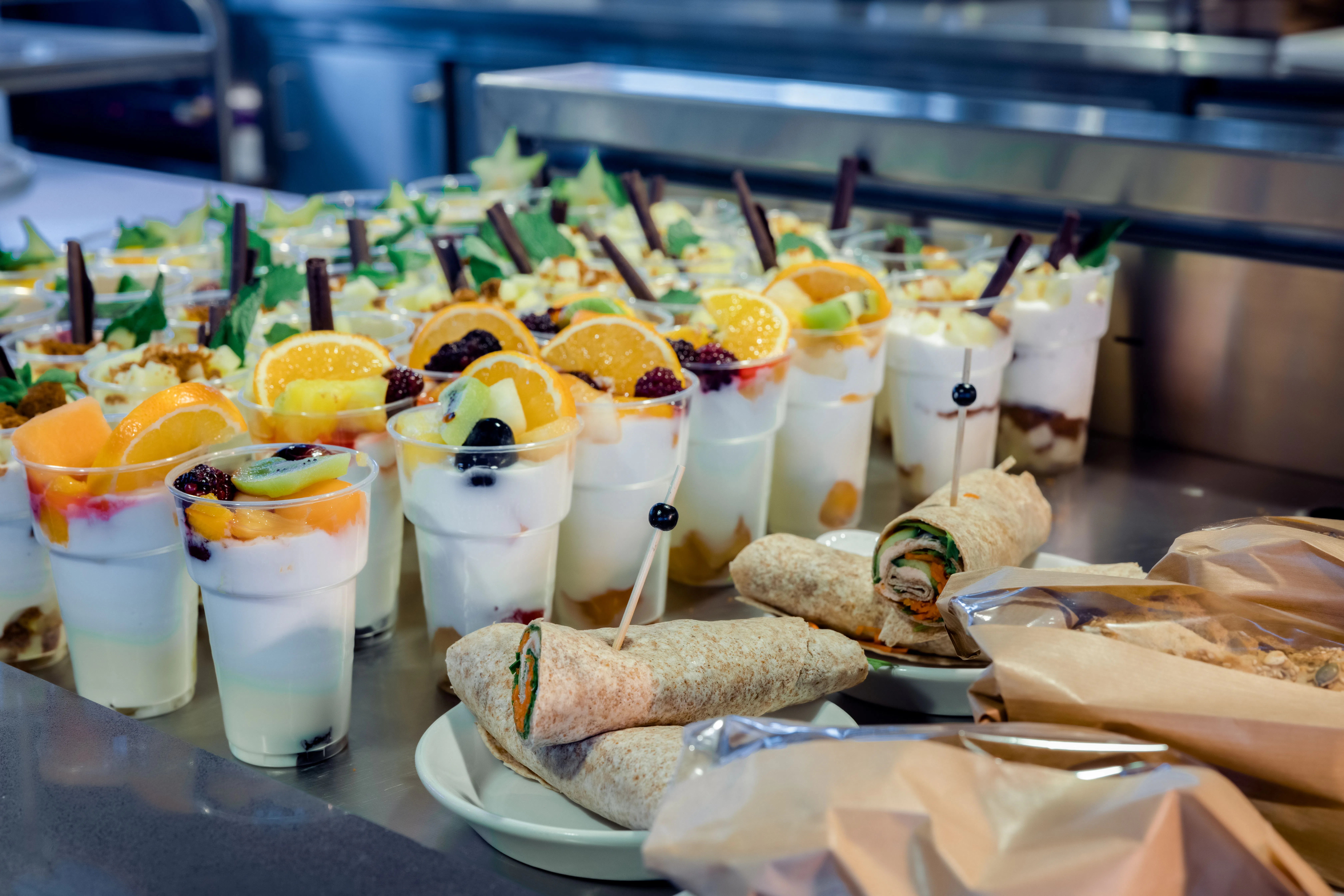 Yoghurt met vers fruit en volkoren wraps: door de gezonde en duurzame keuze in ruime mate aan te bieden, maak je die keuze makkelijker.