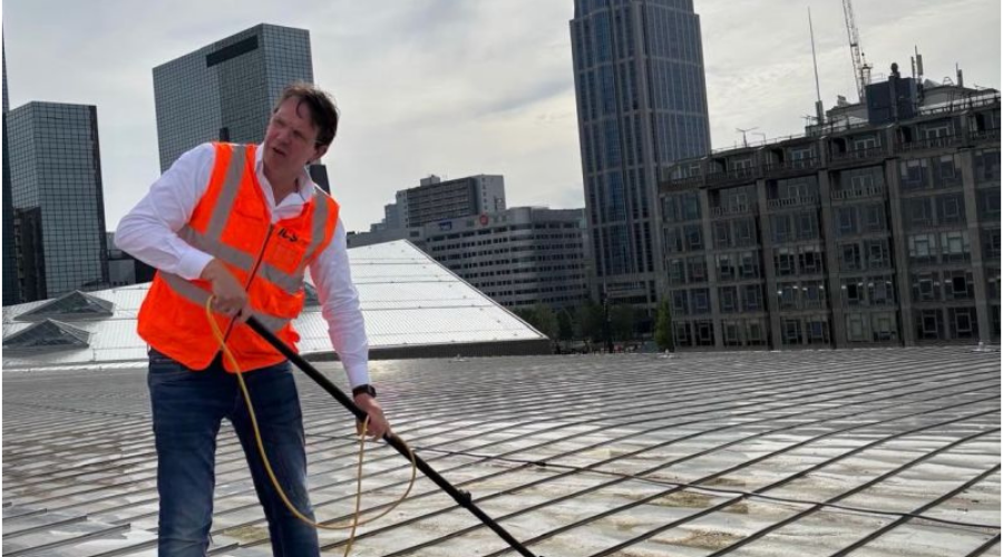 Total Care-CEO John Voppen draait mee met schoonmakers op Rotterdam Centraal