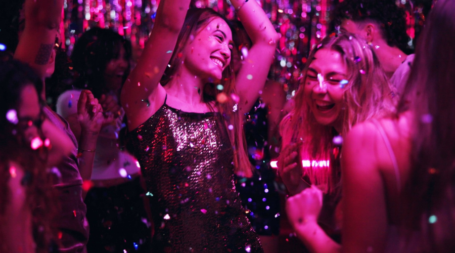 Ziekgemeld en toch naar een feestje: mag je een werknemer ontslaan?